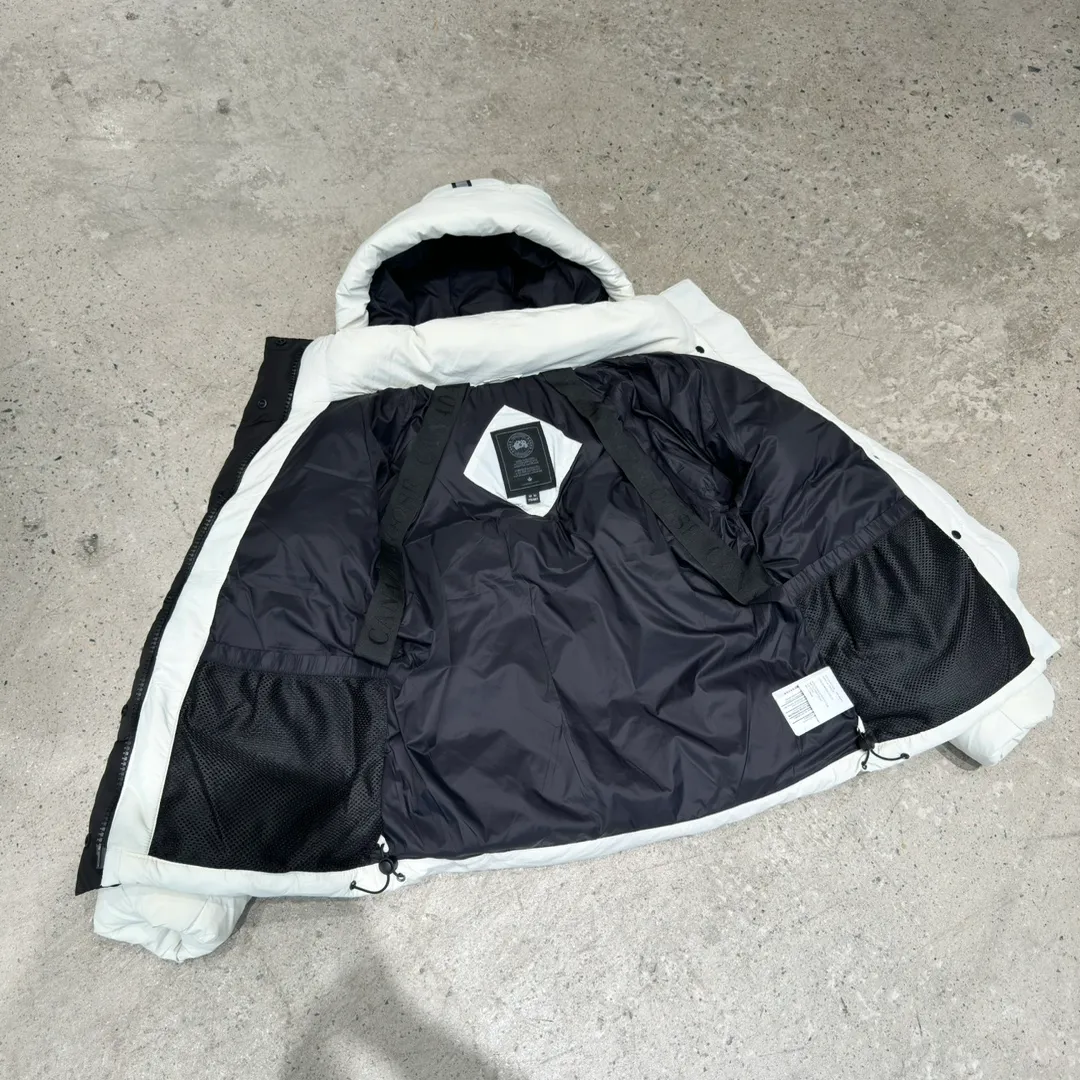 P780 Style No. Y110 𝗖𝗔𝗡𝗔𝗗𝗔 𝗚𝗢𝗢𝗦𝗘｜Canada Goose 𝗝𝘂𝗻𝗰𝘁𝗶𝗼𝗻Capsule Short Down Jacket/Ouyang Nana Generation 𝗦𝗶𝘇𝗲: 𝗫𝗦 𝗦 𝗠 𝗟 𝗫𝗟 Product color: black, white